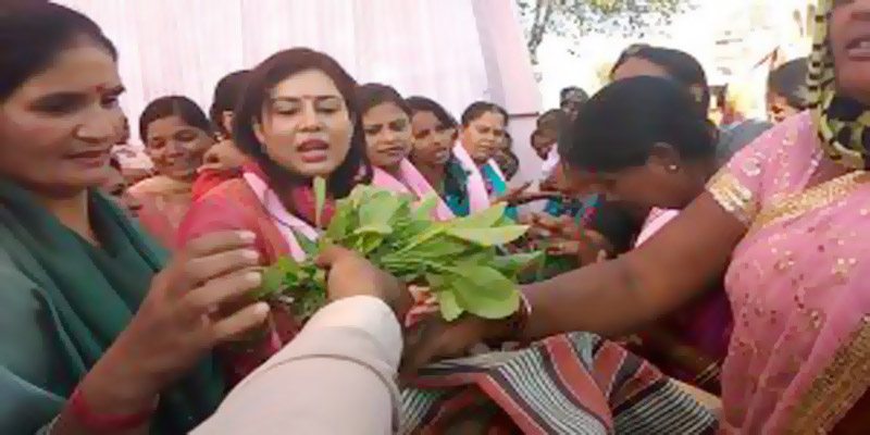 former chief ministers daughter in law sold the vegetables