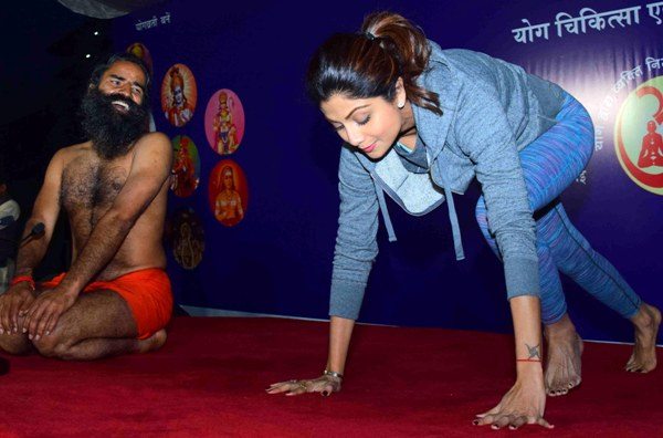 Bollywood actor Shilpa Shetty along with Baba Ramdev performs Yoga during a session in Mumbai, India on January 20,2016. (Sanket Shinde/ SOLARIS IMAGES)