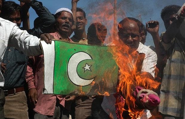अपनी ही लगाई आग में जल जाओगे !! भारतीय मुसलमान ने पाकिस्तानी को जमके धोया
