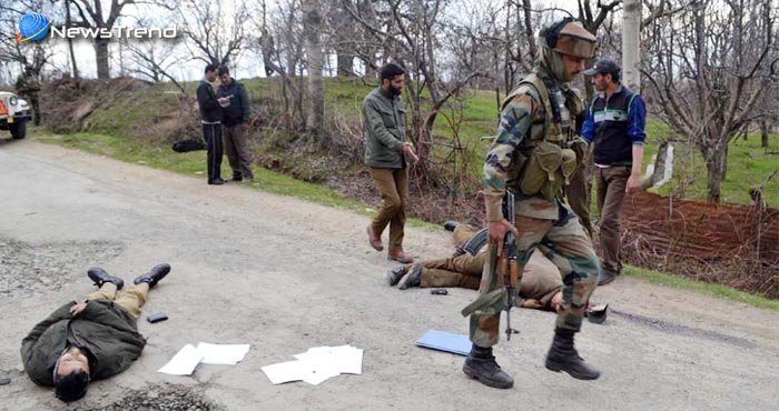 कश्मीर : कुलगाम में 2 आतंकी ढेर, शोपियां में मेजर व एक जवान शहीद; 3 आतंकी घिरे