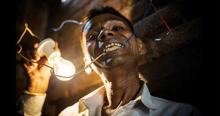 इलेक्ट्रिक मैन : बिजली से मिटती है इस इंसान की भूख, मुंह से जलाता है बल्ब – देखें वीडियो