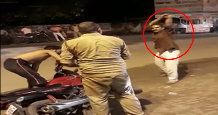 दबंगों से पुलिस वाले भी खौफज़दा, सरेआम पुलिस वाले को पिटता देख हो जायेंगे हैरान