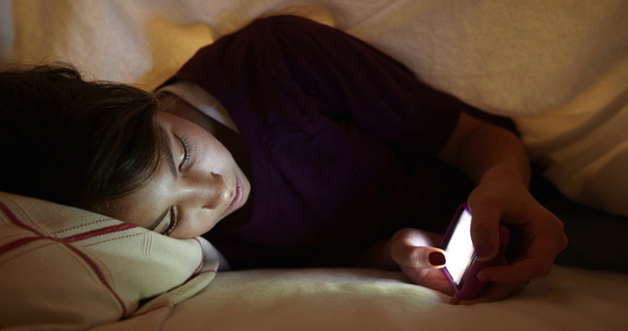 स्मार्टफ़ोन के चक्कर में कहीं आपके बच्चे भी तो नहीं खराब कर रहे नींद, ध्यान दें इन बातों पर
