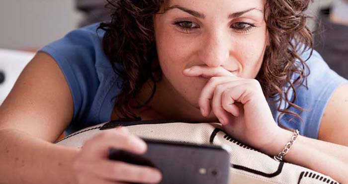 Long Distance Relationship - दूर रहकर भी महसूस करें पार्टनर को अपने करीब