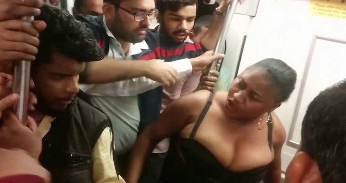 विडियो: मेट्रो में एक शख्स से भीड़ गई ये विदेशी लड़कियां, उतारे अपने कपड़े और उसके बाद जो हुआ..