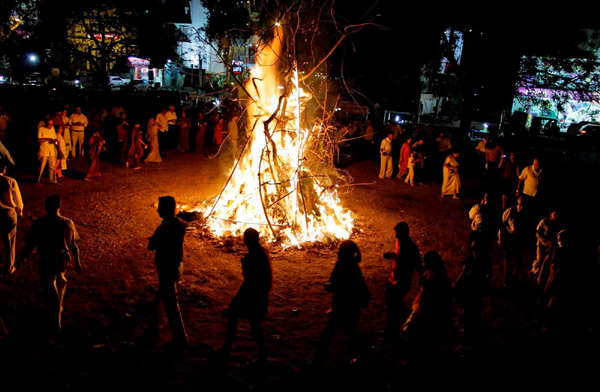 होली के टोटके | होलिका में जला दें ये चीज भस्म हो जाएंगी आपकी सारी परेशानियां