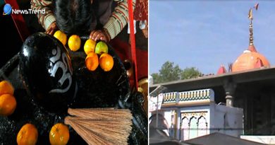 शिवलिंग पर लोग चढ़ाते है झाड़ू, इस अजीबोगरीब मान्यता के बारे में जानकर हो जाएंगे दंग शिवलिंग पर लोग चढ़ाते है झाड़ू, इस अजीबोगरीब मान्यता के बारे में जानकर हो जाएंगे दंग