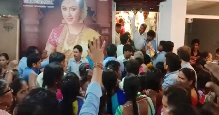 मॉल में 10 रुपये की साड़ी को खरीदने के लिए 400 महिलाओं ने मचाया बवाल-देखें VIDEO