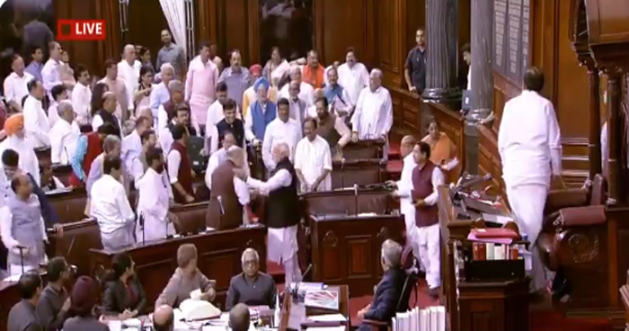 भरी संसद में PM मोदी ने थपथपाई अमित शाह की पीठ, तो मुड़ मुड़कर मुस्कुराते हुए देखते रह गए सांसद