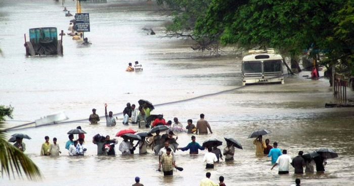 मायानगरी का बारिश ने किया बुरा हाल, सड़कें समंदर बनी तो बिल्डिंग झरना...देखें वीडियो