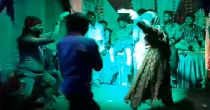 नागिन डांस करते करते अचानक रुक गई सांसे, एक ही पल में छोड़ गया दुनियां, देखे Video