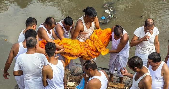 हिंदू धर्म में नवजात बच्चे के पार्थिव शरीर जलाने की बजाए दफनाया क्यों जाता हैं? वजह होश उड़ा देगी