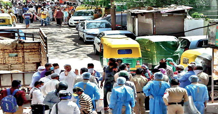 इंदौर में हेल्थ टीम के साथ किया ऐसा बर्ताव, कोरोना संक्रमण जांच करने गई टीम पर किया पथराव