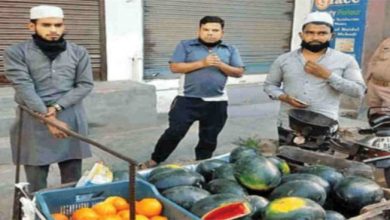 लोगों को बेच रहे थे थूके हुए फल, पुलिस ने किया गिरफ्तार, अब करवाया जा रहा है कोरोना टेस्ट