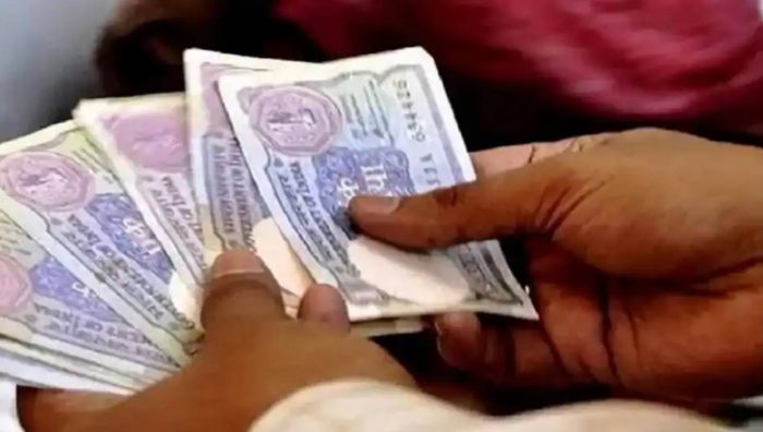 1 rupee note in hand