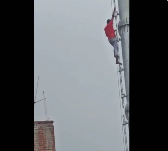 man climb on mobile tower like sholey film