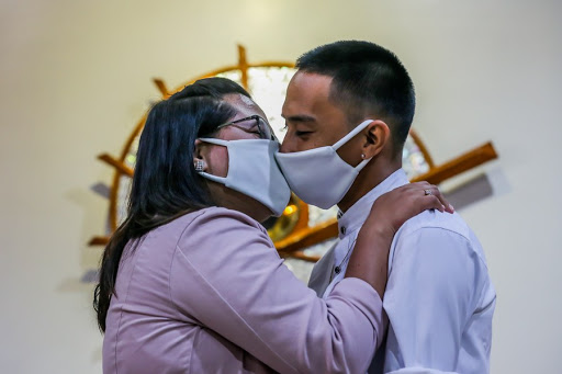 mask kissing