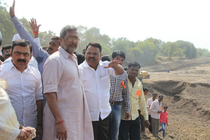 nana patekar with public