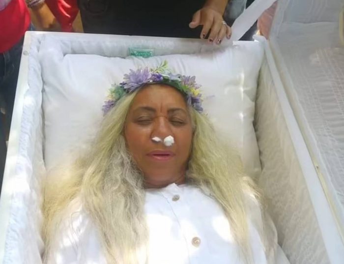 women faked her own funeral 
