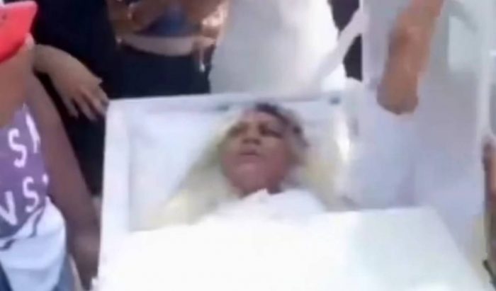 women faked her own funeral 