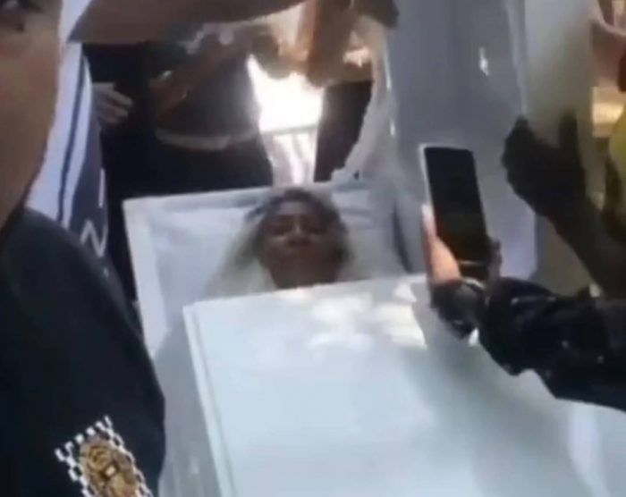 women faked her own funeral 