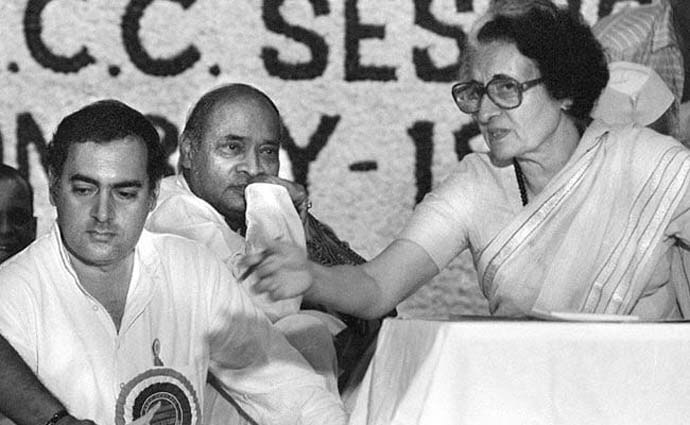 Soniya gandhi and menka gandhi 