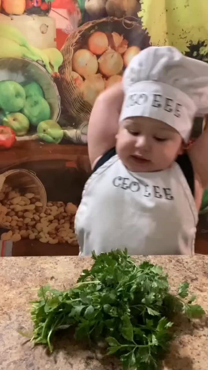baby-cuts-vegetables-like-professional-chef
