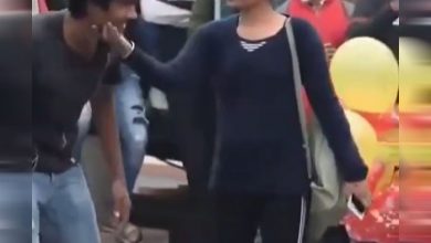 boy-ask-for-kiss-on-road-what-girls-did-next-will-blow-your-mind