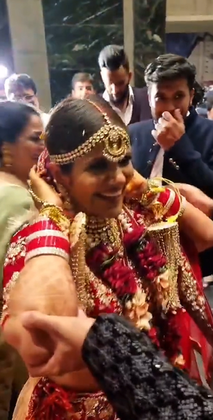 bride-did-vidaai-while-smiling