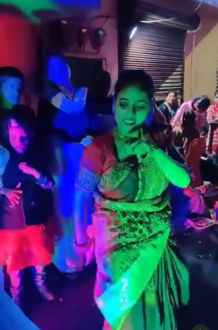 desi-bhabhi-dance-on-marriage-dj-went-viral