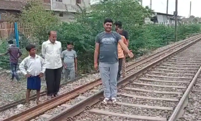 firozabad-lost-life-under-train-while-taking-selfie