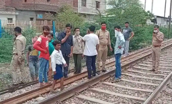 firozabad-lost-life-under-train-while-taking-selfie