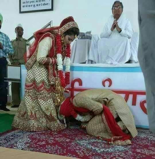groom-bowed-head-in-bride-foot-photo-viral