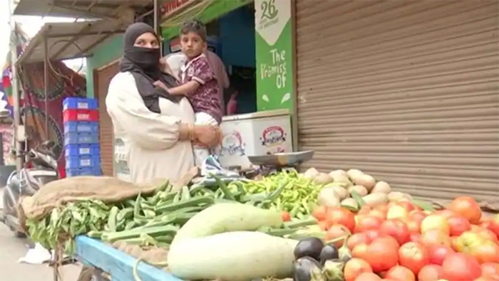 hyderabad-reshma-begum-selling-vegetables-in-burkha-for-son