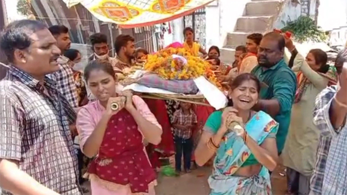 maharashtra-funeral-daughter-panchayat-punishment
