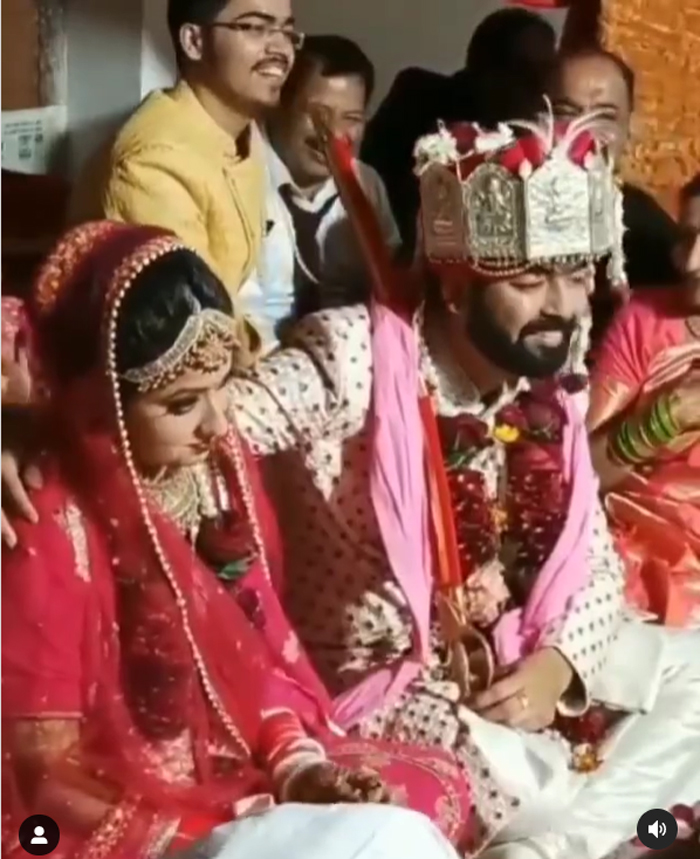 pandit-ji-reaction-on-groom-putting-hand-on-bride-shoulder