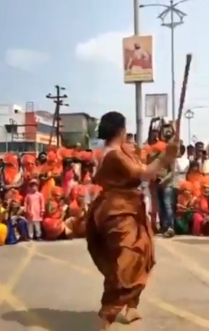 woman-played-with-sword-like-a-pro-in-saree