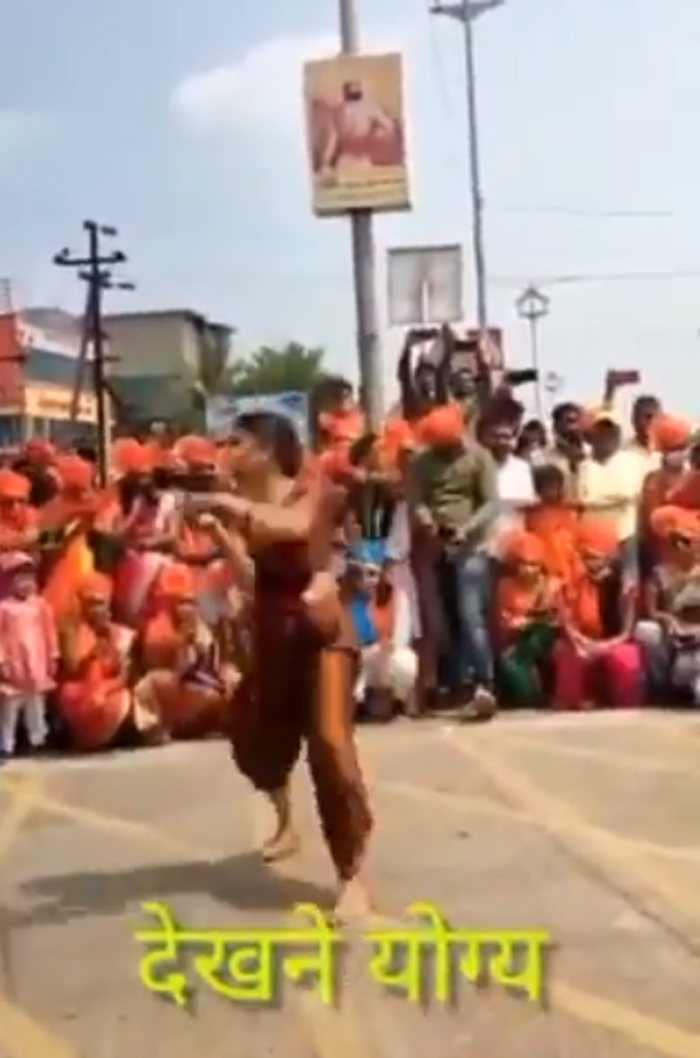 woman-played-with-sword-like-a-pro-in-saree