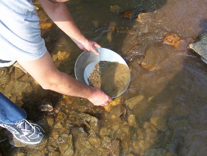 you-can-find-gold-in-thailand-gold-mountain-river