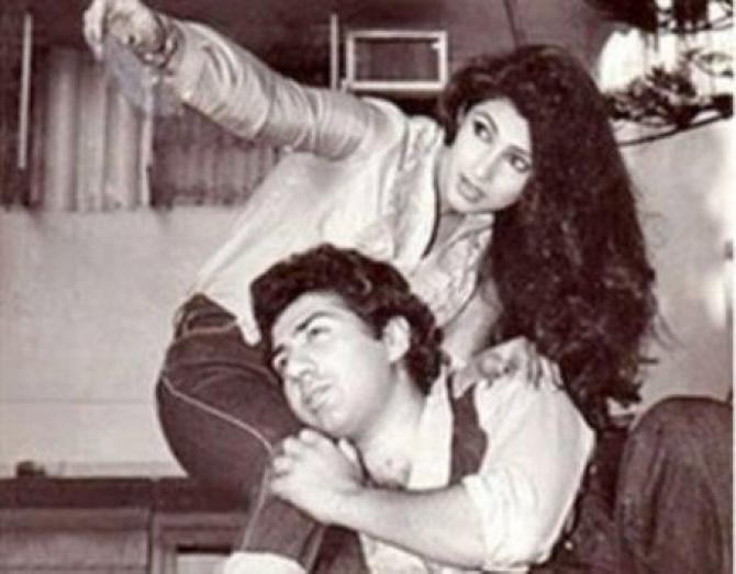 Dharmendra And Dimpal Kising Seen