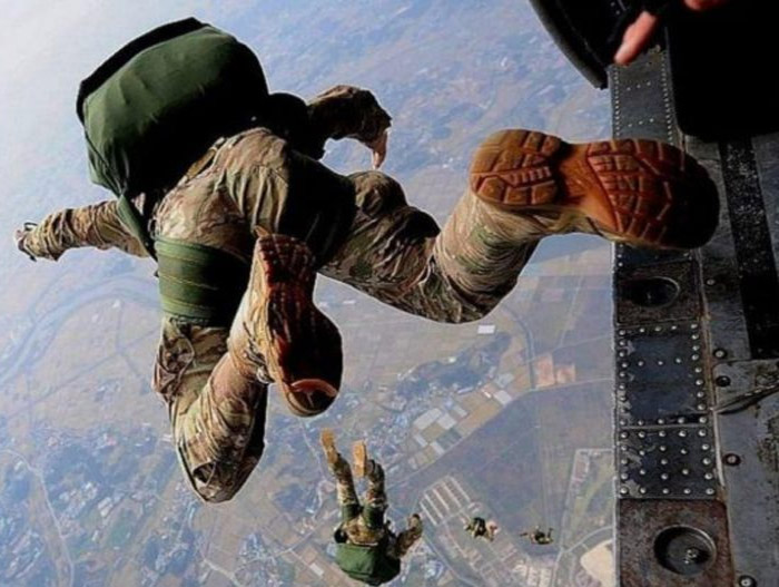 american-soldier-fell-from-a-height-parachute-did-not-open 