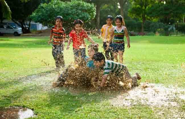 kids play in mud