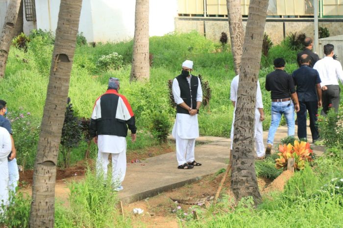 amitabh-abhishek-bachchan-dilip-kumar-funeral