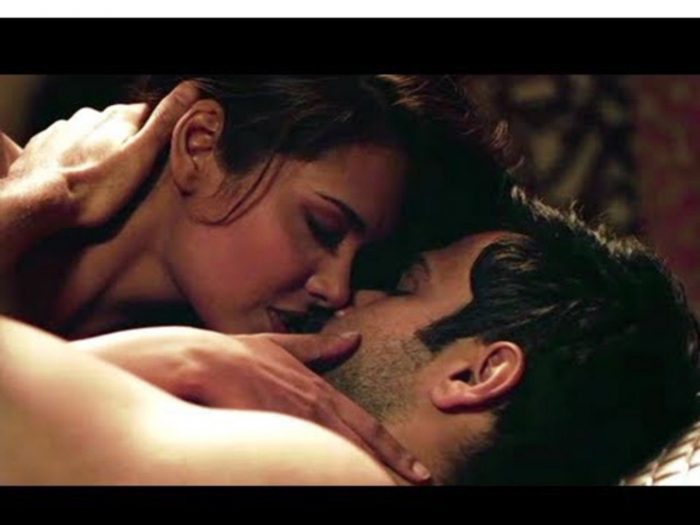 esha gupta kissing scene 3