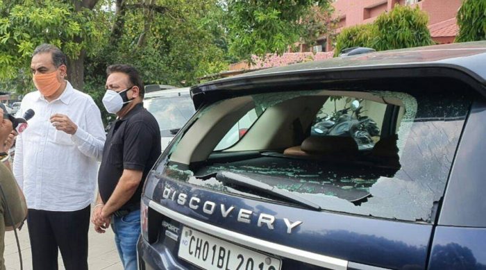 farmers-attack-bjp-leader-and-mayor-cars-chandigarh