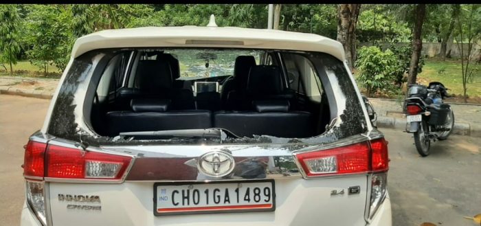 farmers-attack-bjp-leader-and-mayor-cars-chandigarh