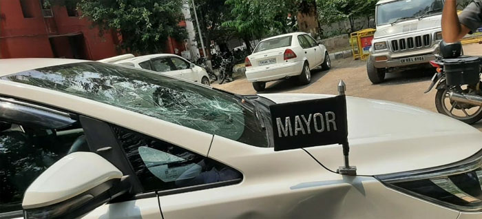 farmers-attack-bjp-leader-and-mayor-cars-chandigarh