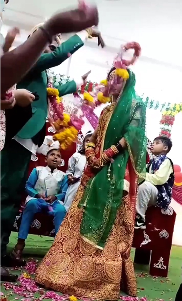 groom-weird-style-of-putting-garland-went-viral