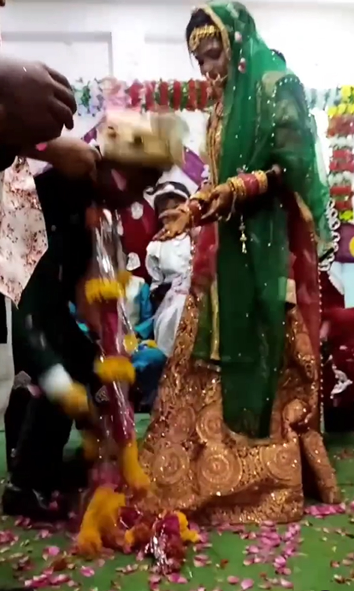 groom-weird-style-of-putting-garland-went-viral