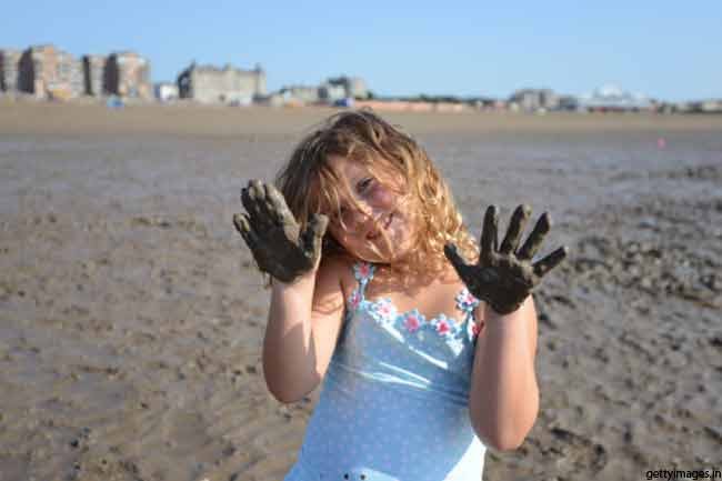 kids play in mud